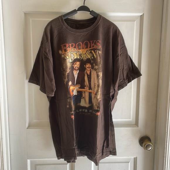 Brooks & Dunn’s concert T-shirt - Picture 2 of 5